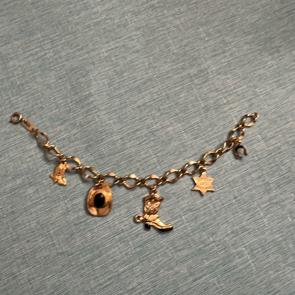 Gold tone Western Cowboy theme charm bracelet 7.5”